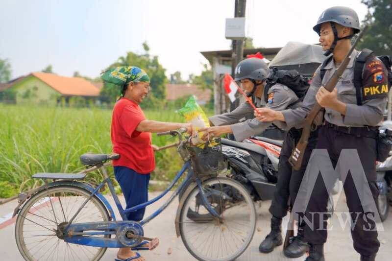 Siswa SPN Polda Jatim gelar ekspedisi darat dan Bansos