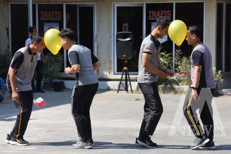 Anggota Polres Pelabuhan Tanjung Perak saat lomba di HUT RI