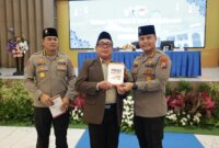 Dai Kamtibmas Polda Jatim Prof. Dr. KH. Ali Maschan Moesa bersama Irwasda Polda Jatim Kombespol Ary Satriyan dan Dirbinmas Polda Jatim, Kombespol Lafri Prasetyono