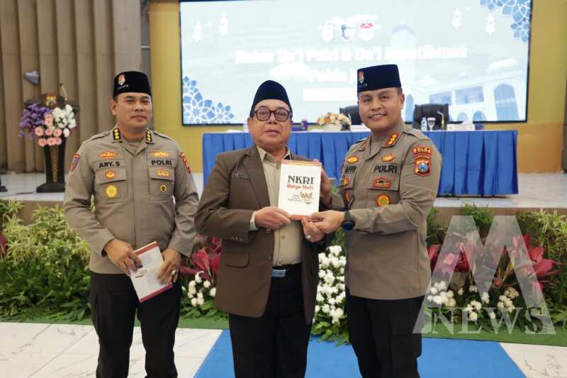 Dai Kamtibmas Polda Jatim Prof. Dr. KH. Ali Maschan Moesa bersama Irwasda Polda Jatim Kombespol Ary Satriyan dan Dirbinmas Polda Jatim, Kombespol Lafri Prasetyono