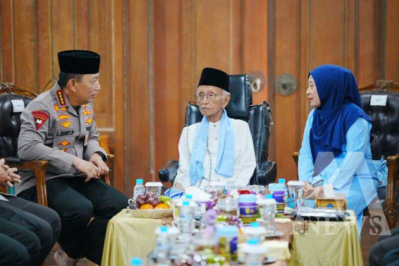 Kapolri Jenderal Listyo Sigit Prabowo silaturahmi ke Ponpes di Jatim