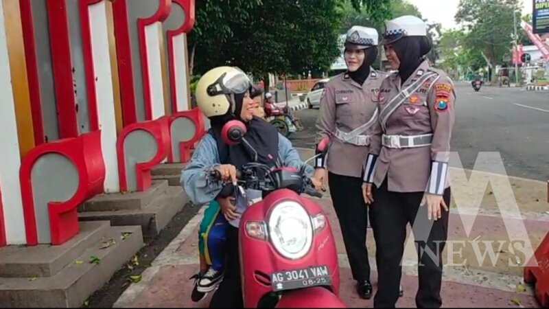 Satlantas Polres Nganjuk layani warga beraktivitas di jam sibuk