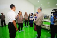 Kapolri Jenderal Listyo Sigit Prabowo didampingi Kapolda Jatim Irjen Pol Drs. Nanang Avianto