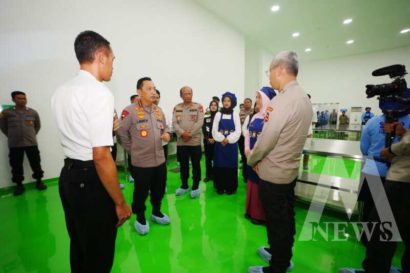 Kapolri Jenderal Listyo Sigit Prabowo didampingi Kapolda Jatim Irjen Pol Drs. Nanang Avianto