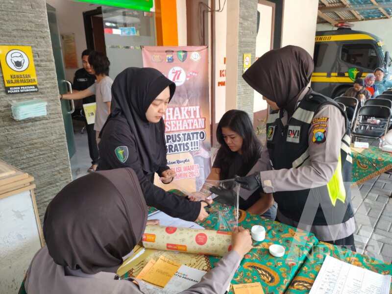 Polwan Polres Situbondo gelar program hapus tato di HUT Polwan ke-77