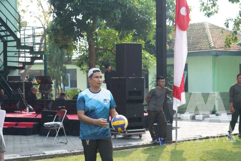 Danrem 084/BJ Brigjen TNI Danny Alkadrie saat olahraga bola voli