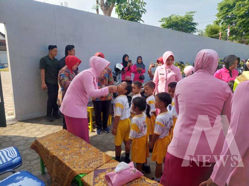 Pengurus YKB Cabang Nganjuk berikan Vitamin ke siswa-siswi TK Kemala Bhayangkari 50