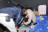 Kasi Humas Polres Nganjuk AKP Supriyanto cek barang saat razia kos-kosan di Kertosono