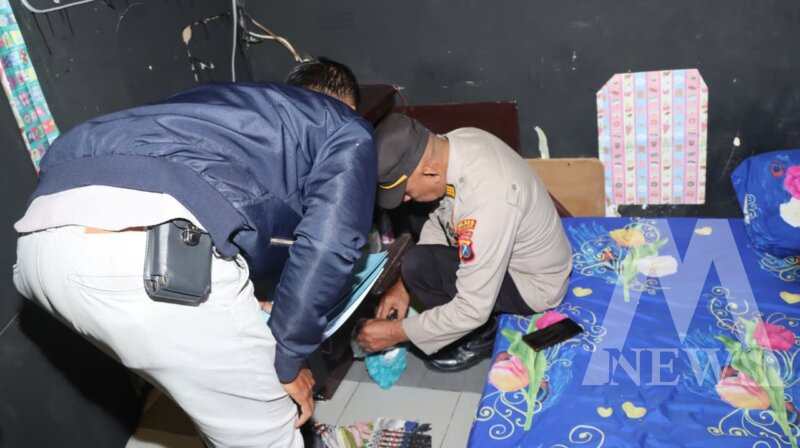 Kasi Humas Polres Nganjuk AKP Supriyanto cek barang saat razia kos-kosan di Kertosono