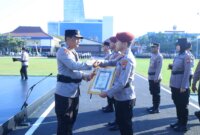 Kapolda Jatim Irjen Pol Drs. Nanang Avianto beri penghargaan anggota berprestasi