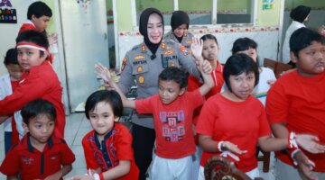 Pakor Polwan Polda Jatim AKBP Yayuk Purwaningtias kunjungi Yayasan Pendidikan Autis Mutiara Hati