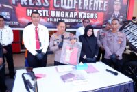 Kapolres Bondowoso AKBP Harto Agung Cahyono didampingi Kasatreskrim AKP Roni Ismullah ungkap kasus kriminal