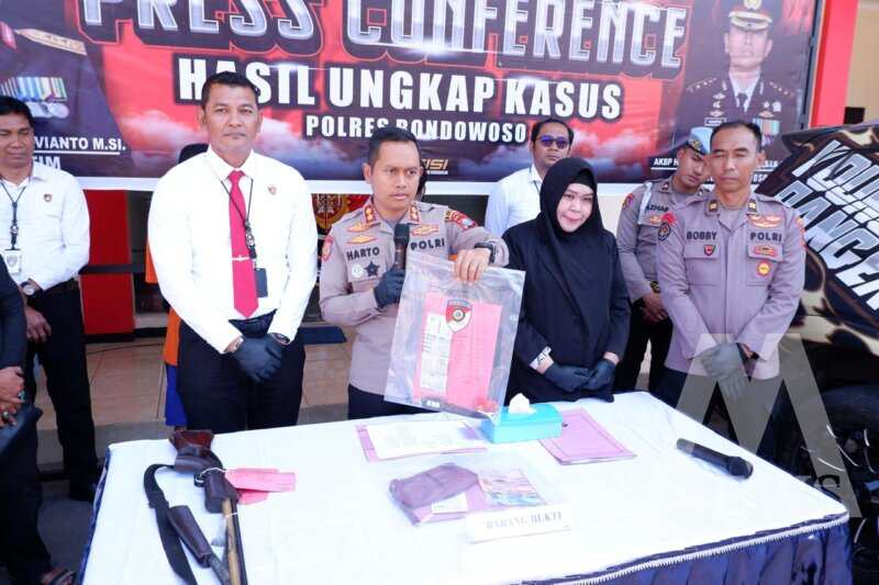 Kapolres Bondowoso AKBP Harto Agung Cahyono didampingi Kasatreskrim AKP Roni Ismullah ungkap kasus kriminal