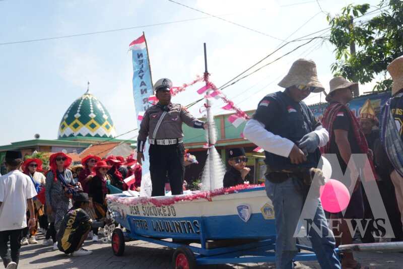 Satlantas Polres Gresik sosialisasi warga dengan karnaval