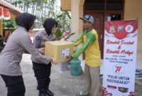 Kasi Humas Polres Probolinggo Iptu Vita saat Baksos dan Bakti Religi