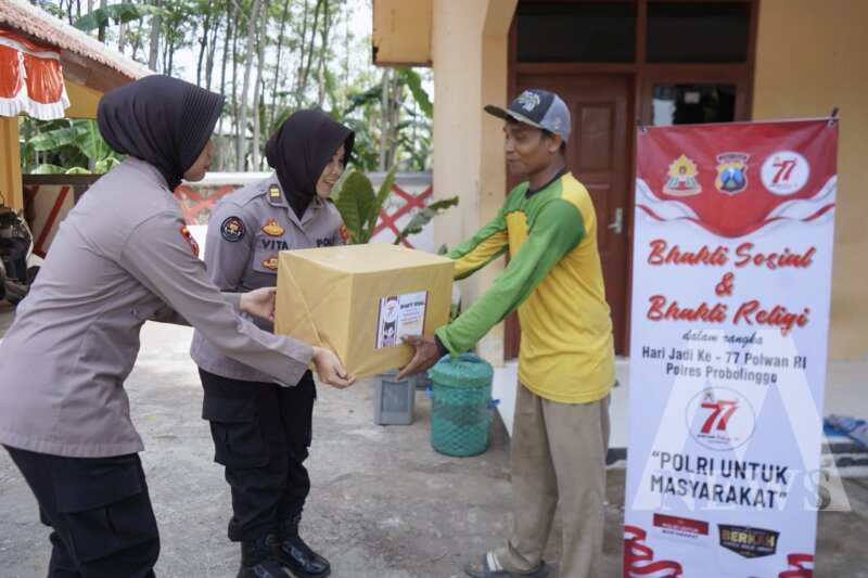 Kasi Humas Polres Probolinggo Iptu Vita saat Baksos dan Bakti Religi