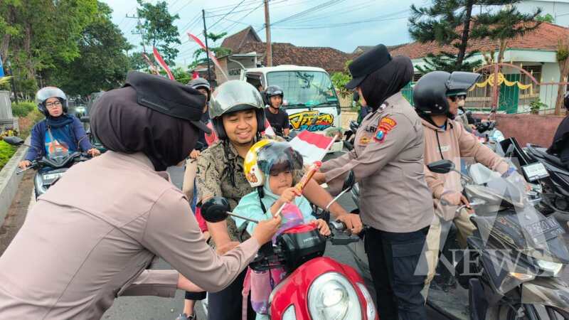 Polwan Polresta Banyuwangi berbagi Cokelat