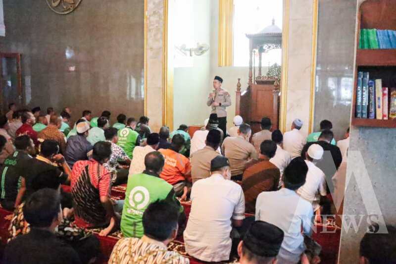 Polres Bojonegoro dan Komunitas Ojol gelar shalat ghaib