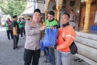 Kapolres Bojonegoro AKBP Afrian Satya Permadi serahkan sembako ke Komunitas Ojol