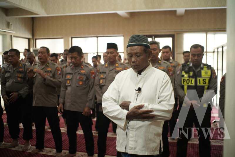 Polres Pelabuhan Tanjung Perak Gelar Shalat Ghaib