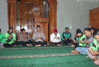 Kapolres Nganjuk AKBP Henri Noveri Santoso bareng Komunitas Ojol