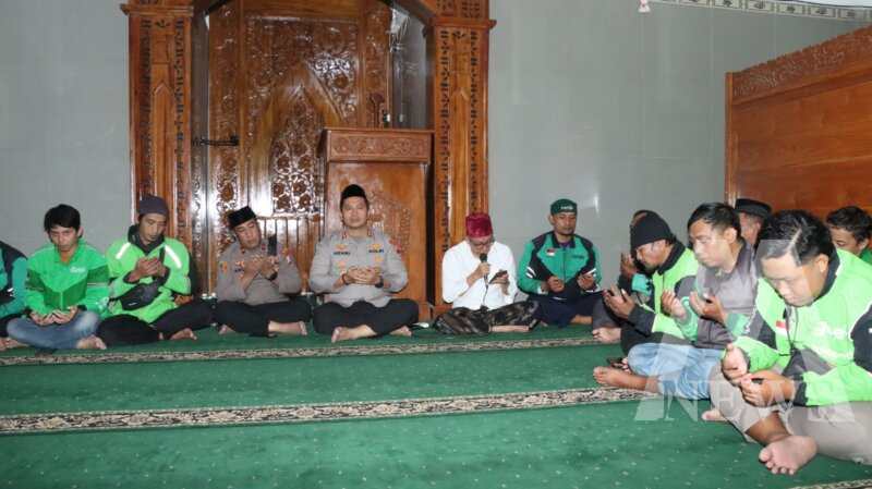 Kapolres Nganjuk AKBP Henri Noveri Santoso bareng Komunitas Ojol