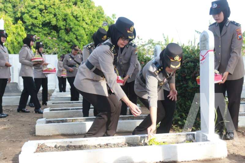 Polwan Polres Nganjuk Ziarah ke TMP Yudha Pralaya