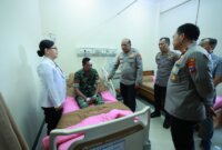 Kapolda Jatim Irjen Pol Drs. Nanang Avianto jenguk petugas yang luka saat lakukan pengamanan