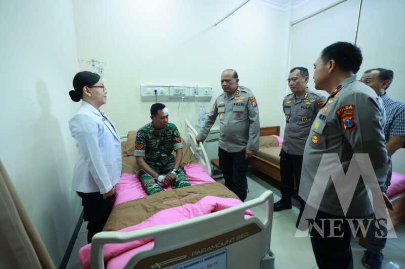 Kapolda Jatim Irjen Pol Drs. Nanang Avianto jenguk petugas yang luka saat lakukan pengamanan