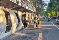 Warga dan Ojol bersihkan Pos Polisi