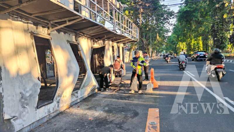 Warga dan Ojol bersihkan Pos Polisi