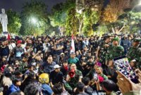 Pangdam V/Brawijaya Mayjend TNI Rudi Saladin bersama Danrem 084/BJ Brigjen TNI Danny Alkadrie duduk bareng Massa di depan Grahadi