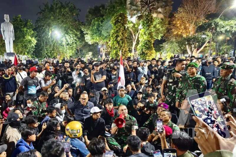 Pangdam V/Brawijaya Mayjend TNI Rudi Saladin bersama Danrem 084/BJ Brigjen TNI Danny Alkadrie duduk bareng Massa di depan Grahadi