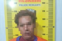 Tersangka diamankan Polisi beserta barang buktinya