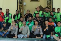 Kapolres Gresik AKBP Rovan Richard Mahenu bersama Komunitas Ojol