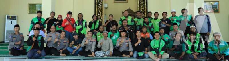 Kapolres Gresik AKBP Rovan Richard Mahenu bersama Komunitas Ojol