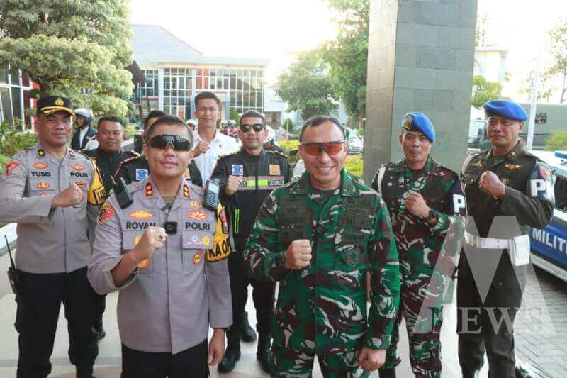 Kapolres Gresik AKBP Rovan Richard Mahenu dan Dandim 0817 Gresik Letkol Inf. Fadly Subur Karamaha gelar patroli skala besar