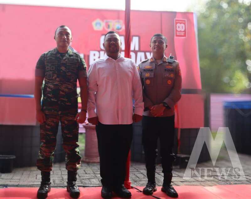 Kapolres Gresik AKBP Rovan Richard Mahenu bersama Danrem 0817 Gresik dampingi Bupati Gresik Gus Yani