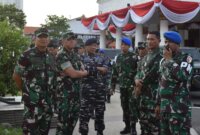 Pangdam V/Brawijaya Mayjend TNI Rudi Saladin didampingi Danrem 084/BJ Brigjen TNI Danny Alkadrie cek kesiapan pasukan