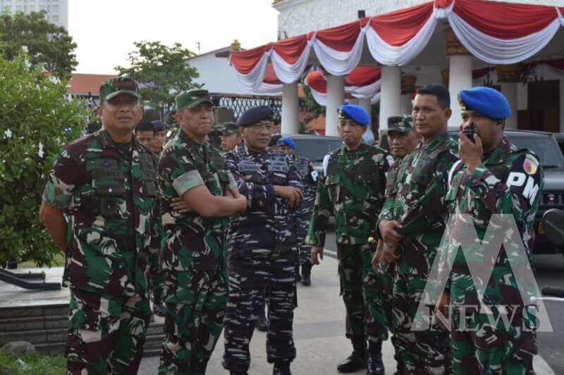 Pangdam V/Brawijaya Mayjend TNI Rudi Saladin didampingi Danrem 084/BJ Brigjen TNI Danny Alkadrie cek kesiapan pasukan