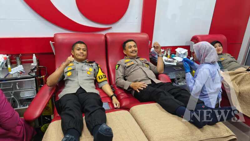 Kapolres Gresik AKBP Rovan Richard Mahenu ikuti Donor Darah