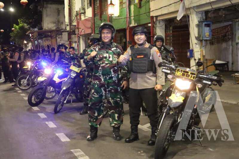 Kapolres Pelabuhan Tanjung Perak AKBP Wahyu Hidayat bersama Dandim 0830