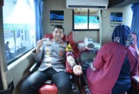 Wakapolres Gresik Kompol Danu Anindhito Kuncoro Putro saat donor darah