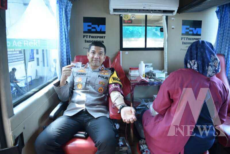 Wakapolres Gresik Kompol Danu Anindhito Kuncoro Putro saat donor darah