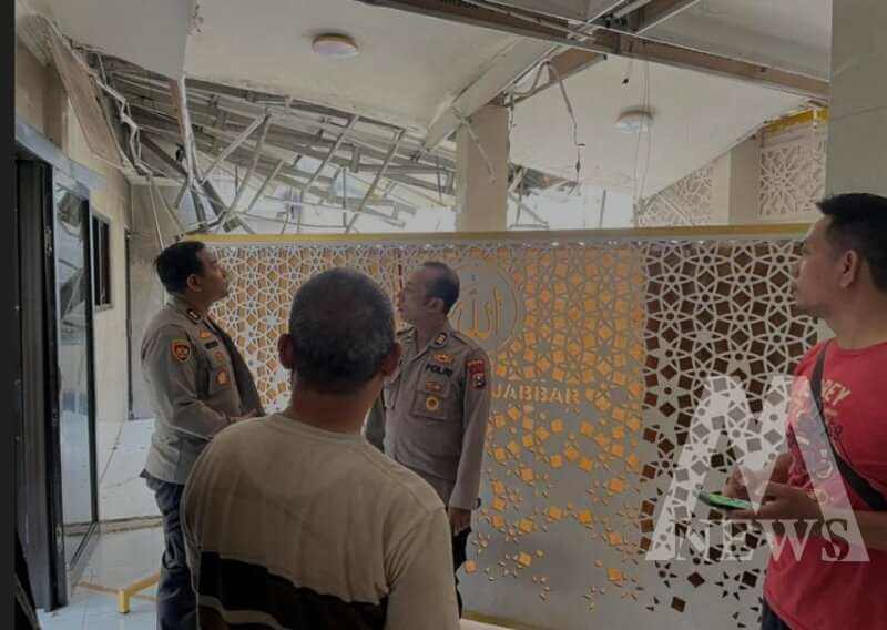 Polisi  bersama warga bersihkan Masjid Al Jabar Surabaya