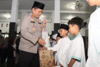 Kapolres Nganjuk AKBP Henri Noveri Santoso saat santuni yatim piatu