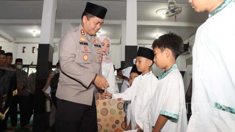 Kapolres Nganjuk AKBP Henri Noveri Santoso saat santuni yatim piatu