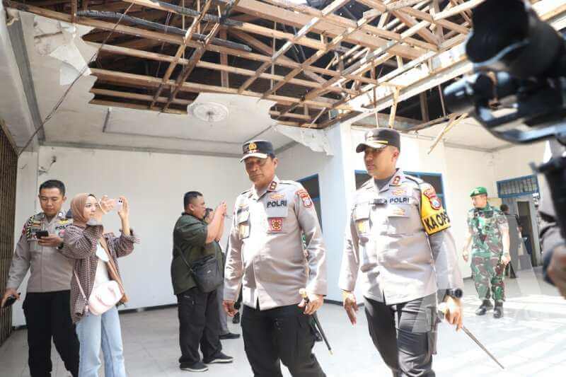 Kapolda Jatim Irjen Pol Drs. Nanang Avianto didampingi Kapolres Kediri AKBP Bramastyo Priaji cek lokasi