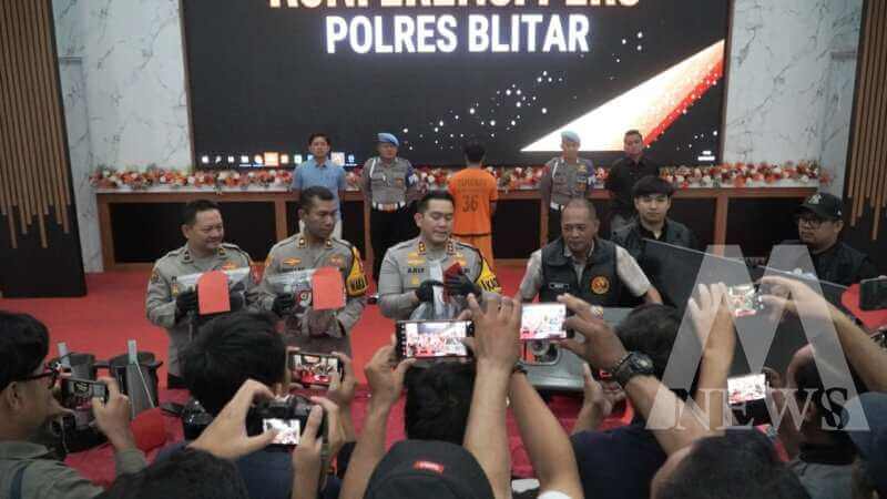 Kapolres Blitar AKBP Arif Fazlurrahman didampingi Wakapolres Kompol Fadila berikan keterangan