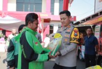 Kapolres Jember AKBP Bobby A. Condroputra saat acara gerakan pangan murah